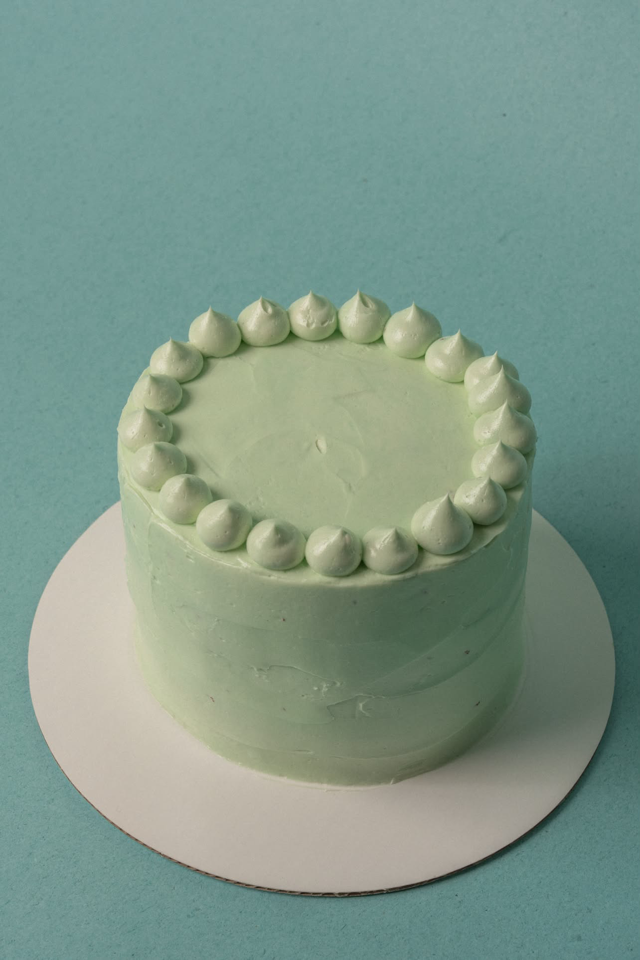 Minimal green buttercream cake – Black Eyed Kate